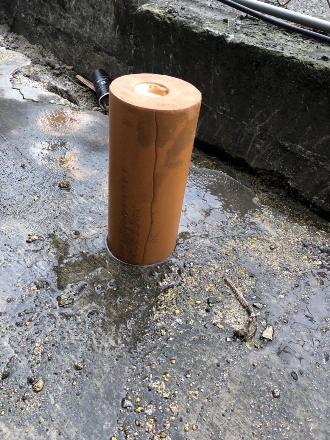 使用後變成黃褐色的髒污 PP 棉濾心,是判斷濾心多久換一次的實際依據