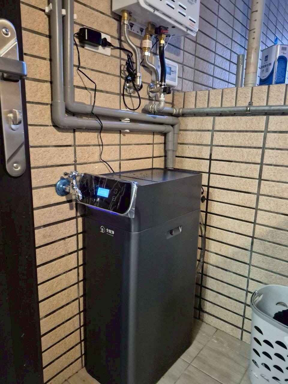全屋淨淨軟一體機安裝於熱水器旁,機身附觸控面板與測試龍頭